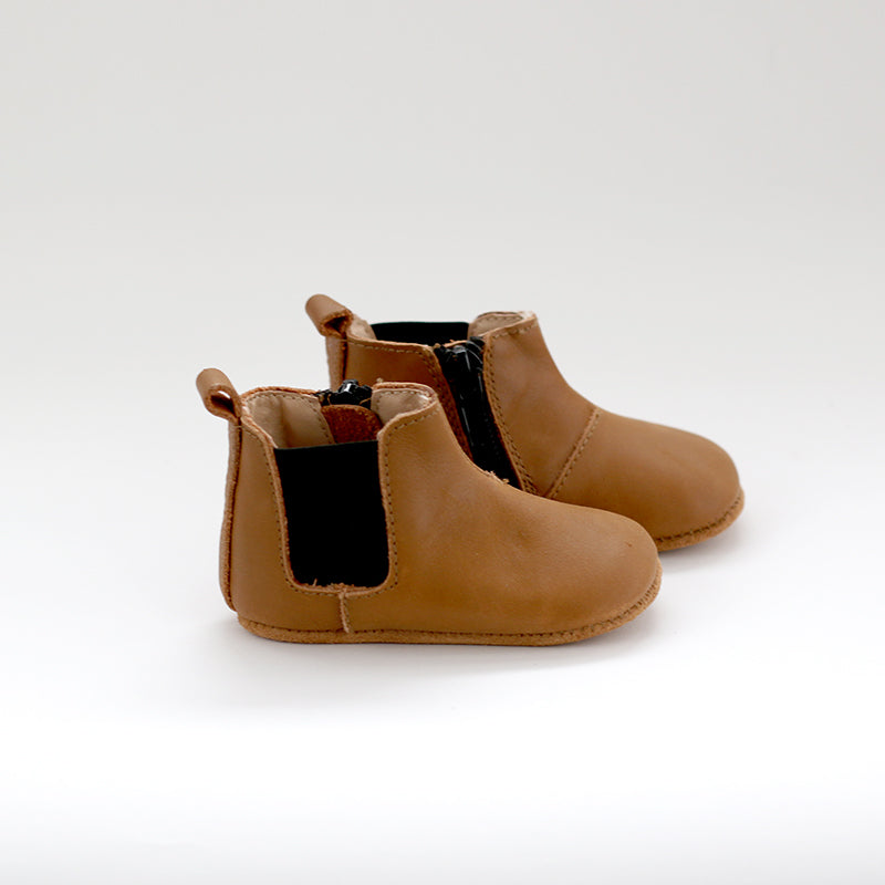 wander leather soft soled chelsea boot